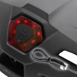CP04 šalmas elektriniam paspirtukui su LED šviesa